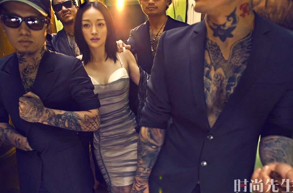 凸显出周迅\老大女人\般的气势