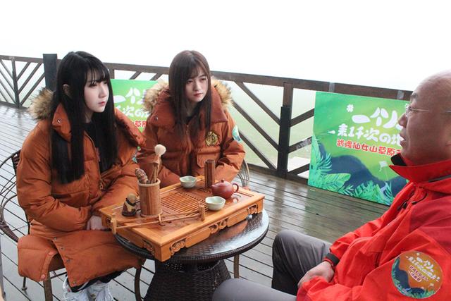 偶像女团CKG48自驾游武隆 48小时直播获500万关注