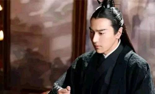 天蝎男,和哥哥一样属于沉稳内敛,但是行事更加犀利、果断,懂得直接拒绝素锦的可怜兮兮,换成摩羯男就不会这样拒绝,大概只会逃避。而且夜华身上还有吸引人的魅力,懂得合适的说谎,在爱情中也爱的纯粹。