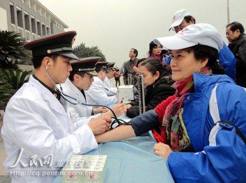 红岩联线启动学雷锋活动 革命烈士群雕焕然一