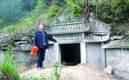 墓门太牢固 一伙盗墓贼从早挖到黑就是进不去