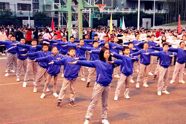 小学二年级体育教案上册表格式_小学一年级体育教案 表格式 ._小学一年级体育教案　表格式　.