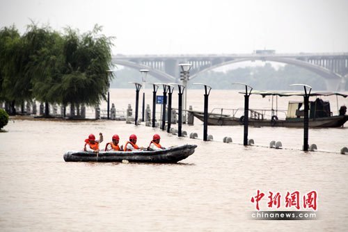 湘江长沙段洪峰达本世纪最高水位(组图)