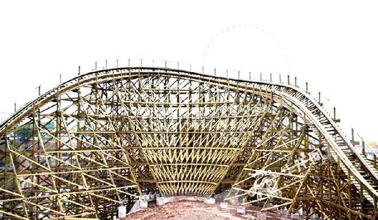 西南最长最大木质过山车 感受100公里时速