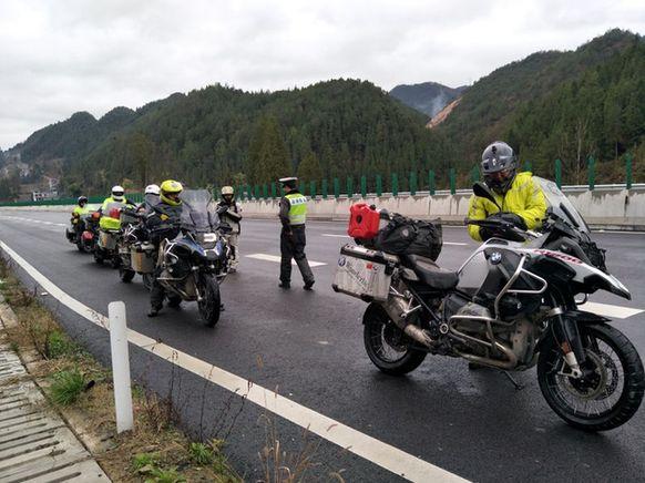 五辆摩托车分别为三辆宝马,两辆哈雷. 重庆高速执法三支四大队供图