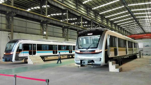 轨道5号线和环线的列车亮相了 初期最大载客2322人