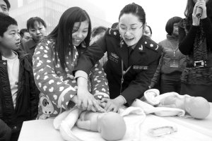 新生宝宝有皮肤饥渴症 一天要抚摸3次(图)