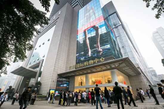 H&M重庆最大门店亮相IFC英利 引领重庆夏季