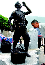 两江广场3座圆雕安装完毕