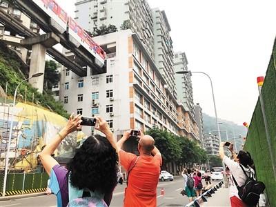 李子坝站,游客拍摄轨道穿楼.上游新闻记者 许恢毅 摄