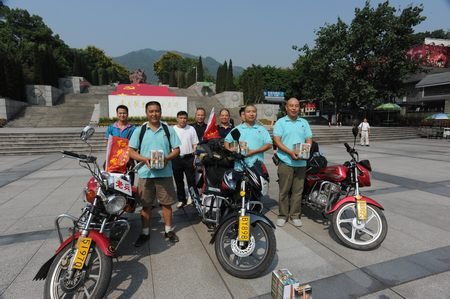 他们仨要骑摩托车到深圳 沿途宣传红岩精神