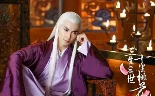 水瓶男,愿意退后,对人也会比较和善,就算知道什么也不会轻易说出来,对感情,会保持一段观望态度,有时候喜欢揣着明白装糊涂,明明知道小狐狸的本体,却不说,爱情不会高于别的事情,对好意容易沦陷。