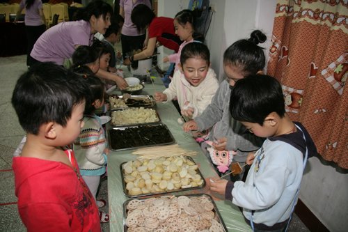 幼儿园孩子的重庆美食节