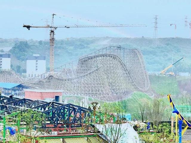 揭秘重庆欢乐谷：1亿多的过山车、德国进口大摆锤