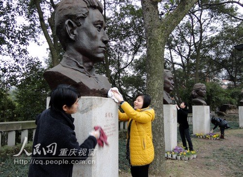 红岩联线启动学雷锋活动 革命烈士群雕焕然一