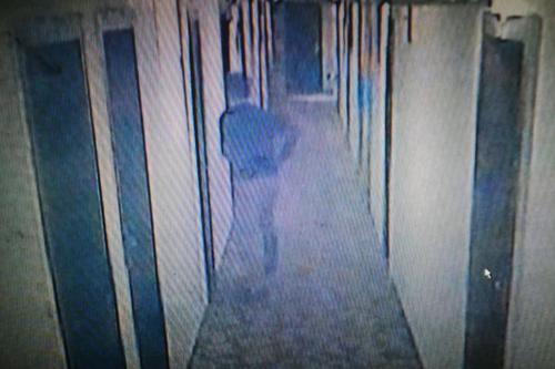 情侣住店隔壁窗户伸出个脑袋 是酒店经理