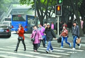 横穿马路现象突出 江北一路口10分钟98人闯红