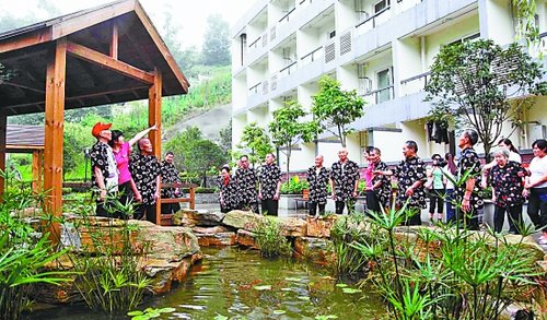 区委书记扛包袱 五保老人搬进豪华敬老院(图)_