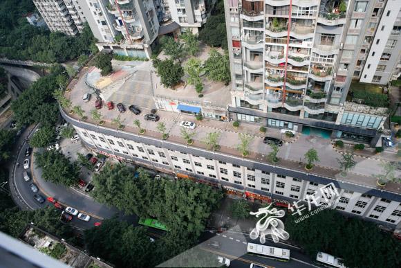 屋顶开车什么感觉 重庆现“停在八楼的二路汽车”