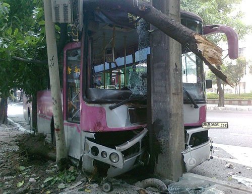 快讯:重庆一公交车撞上电线杆 车头严重损坏