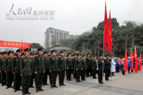 红岩联线启动学雷锋活动 革命烈士群雕焕然一