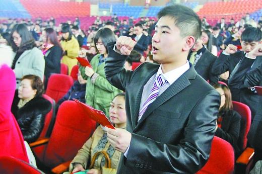 300多名高三学生参加成人礼 每人获赠一部宪法