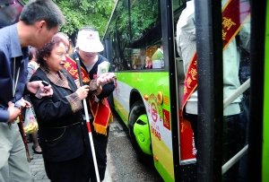 重庆明日起残疾人乘坐公交轨道减免票价(图)