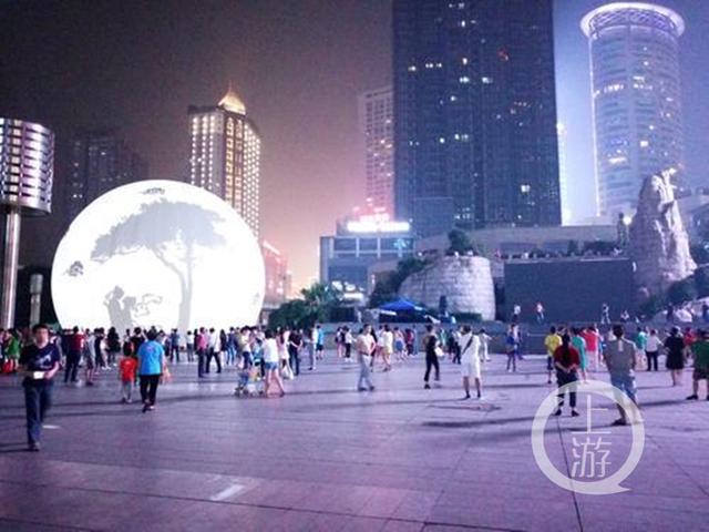 观音桥步行街的巨型“月亮”亮灯了 快去合影吧