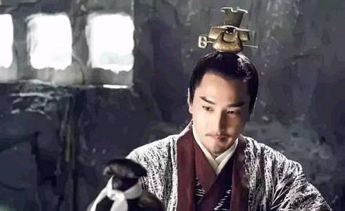 摩羯男,摩羯男闷的不是一点点,而且温和的样子也许在你身边待了1万年也都是默默陪伴,看着墨渊的眼睛就知道,感情不是用来说,而是都化作了陪伴。