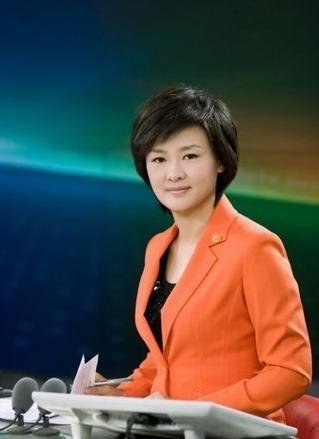 央视主播李小萌回归新闻频道主持《新闻1+1》