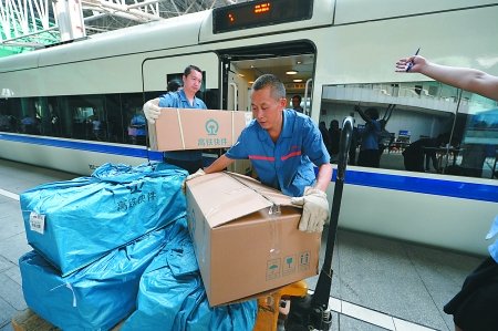 火车站开通动车小件货物运输服务 两小时到成都