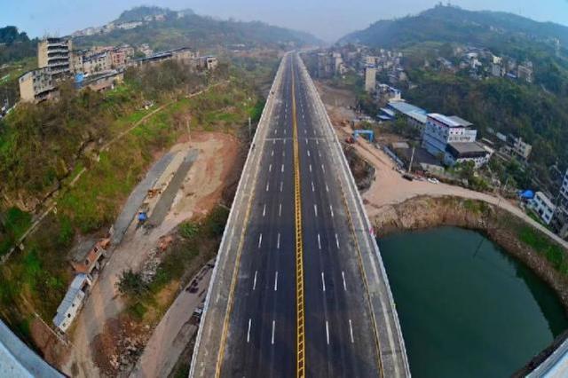 重庆这条建在水上的公路即将通车