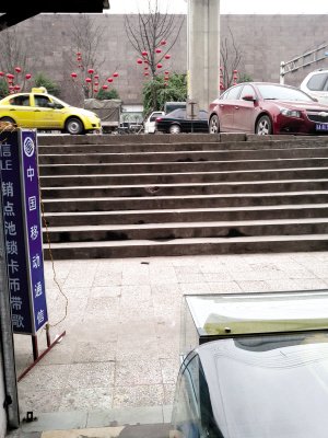 新手倒车滑下梯坎冲进手机店 女司机一脸愧疚