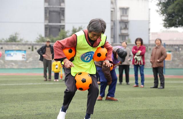 赶猪跑、滚铁环、企鹅漫步 社区趣味运动会欢