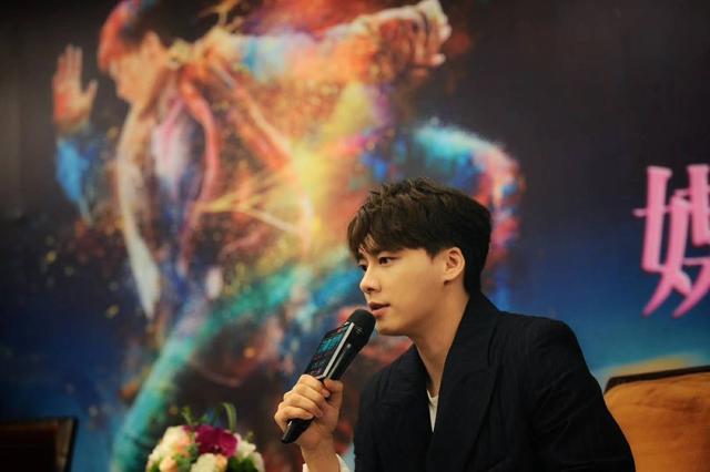 《动物世界》最大的惊喜来自于李易峰,在上影节首映后,最挑剔的影评人也说镇住整块屏幕的李易峰,是一个真正的演员。流量明星到演员,李易峰说我不知道能否靠自己的一己之力去改变对流量、偶像的看法,这需要很多人一块去努力。现在首先让大家改变对我的误解和看法。一部分人先做好了,就有更多的人做好。很多人就会对这个事情有所改观,就会变得很良性。