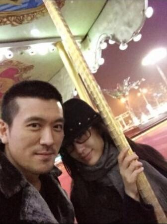  杨子 为 黄圣依 庆生亲密同坐旋转木马 晒暧昧自