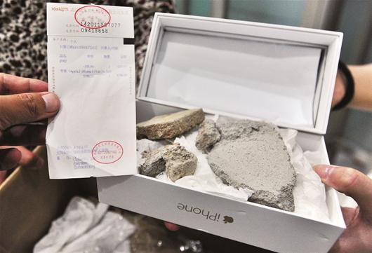 女子网购苹果手机收到水泥块 网商先退款再找