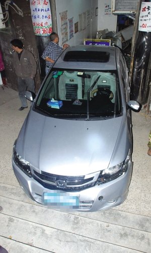 新手倒车滑下梯坎冲进手机店 女司机一脸愧疚