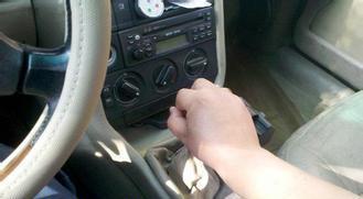 驾驶手动挡车要一直搭着离合吗 146901289.jpg