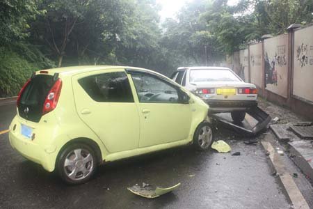 一辆黄色的比亚迪轿车与一辆驾校教练车发生追