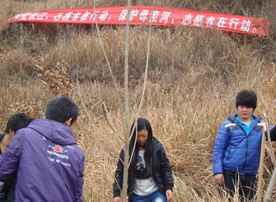 重庆万州技校部分学生团员参加志愿者环保活动