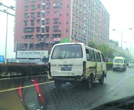 面包车破破烂烂的还在路上开