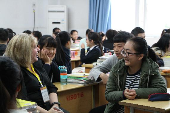 美国校长团走进辅仁中学 和学生一起跳舞学功