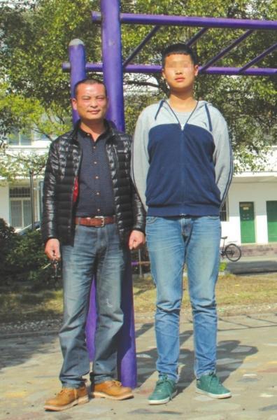 13岁男孩身高1米87 父亲发帖帮儿寻找发展机