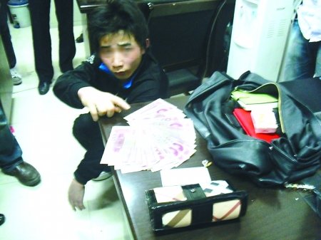 一堵车抢匪就<em>找女司机</em>下手 警方提醒锁好车门