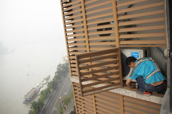 在重庆打拼的外地家电人 美女销售一天卖出百