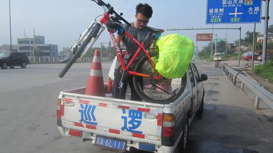 大学生从武汉到成都旅游 骑自行车上高速路