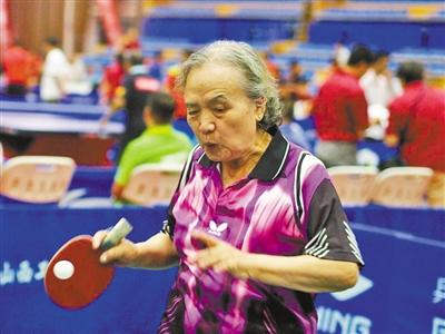 72岁重庆老太 手握乒乓拍满世界打比赛