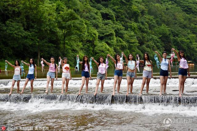 成都女大学生抛内衣呼吁关注乳房健康