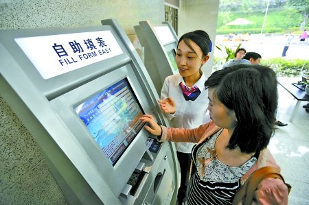 出入境新法正式实施 外地人在渝可办出入境证